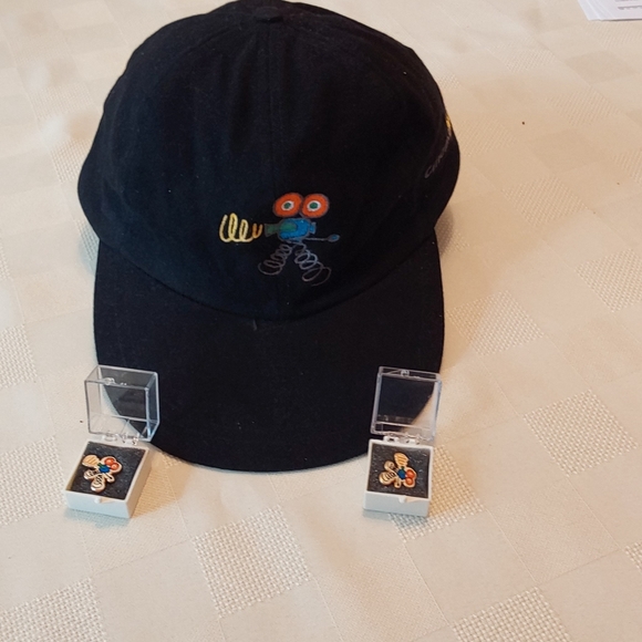 Enamel pin and cap . Collector's items - Picture 6 of 7